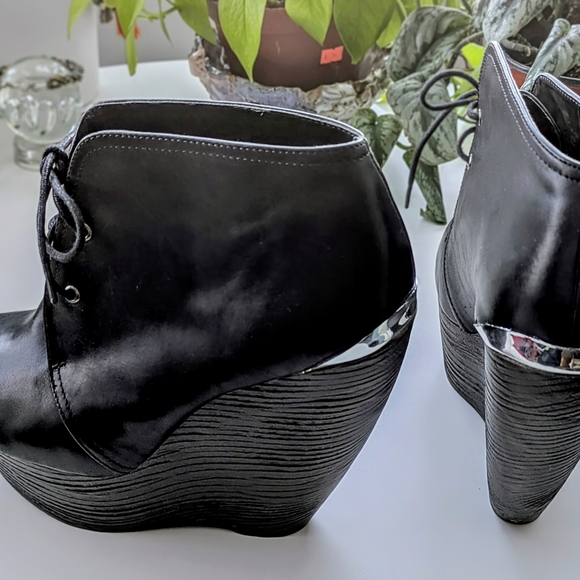 Steve Madden Sleek Black Lace-Up Booties - Picture 5 of 6